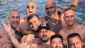 אייל גולן וחברים במסיבת בריכה, צילום: אבי אלקיים